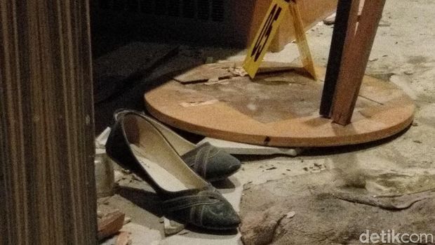 Polisi olah TKP kasus pria ngamuk hingga bakar kasur hotel gegara istri tak mau diajak rujuk (Hermawan Mappiwali/detikcom)