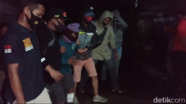 Polres Mimika menangkap 3 orang pria yang membobol kantor pos di Timika (Saiman/detikcom)