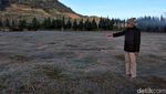 Potret Dieng Berselimut Es