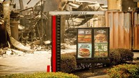 Sebuah gerai Burger King hangus terbakar.