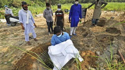 Potret Pilu Pria India Makamkan Putranya yang Tewas Akibat COVID-19