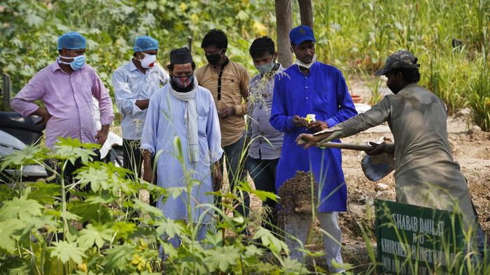 Potret Pilu Pria India Makamkan Putranya yang Tewas Akibat COVID-19 Seorang pria di India memakamkan putranya yang tewas akibat COVID-19. Seperti diketahui, Kasus sedikitnya 82 ribu orang tewas akibat COVID-19 di India.