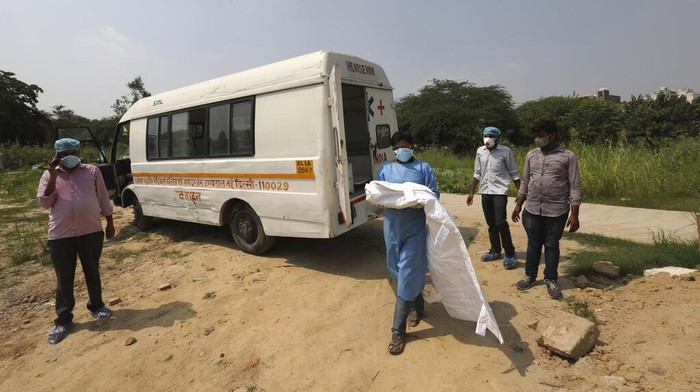 Seorang pria di India memakamkan putranya yang tewas akibat COVID-19. Seperti diketahui, Kasus sedikitnya 82 ribu orang tewas akibat COVID-19 di India.