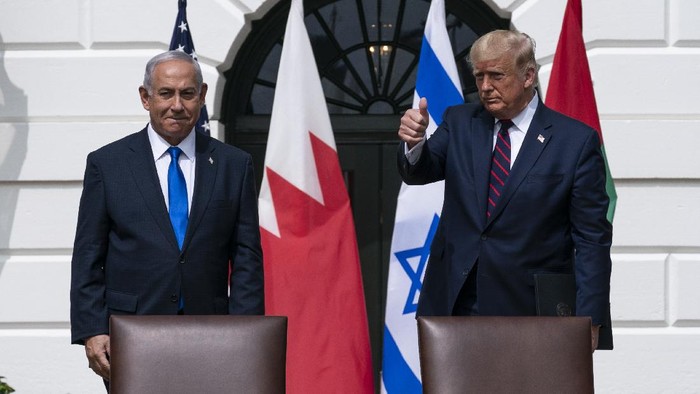 Israeli Prime Minister Benjamin Netanyahu, left, and President Donald Trump stand to depart the Abraham Accords signing ceremony on the South Lawn of the White House, Tuesday, Sept. 15, 2020, in Washington. (AP Photo/Alex Brandon)