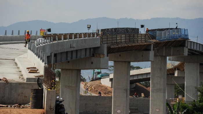 PROGRES PENGERJAAN PROYEK KERETA CEPAT Pekerja menyelesaikan konstruksi stasiun Kereta Cepat Jakarta Bandung di Tegalluar, Kabupaten Bandung, Jawa Barat, Rabu (16/9/2020). Wakil Menteri BUMN Kartika Wirjoatmodjo menyatakan proyek kereta cepat Jakarta-Bandung telah mencapai 56 persen dan ditargetkan akan dapat digunakan pada awal tahun 2023. ANTARA FOTO/Raisan Al Farisi/aww.