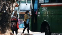 Saat masa PSBB Transisi, warga yang akan menaiki angkutan umum maupun Bus AKAP di terminal bayangan ini selalu ramai.