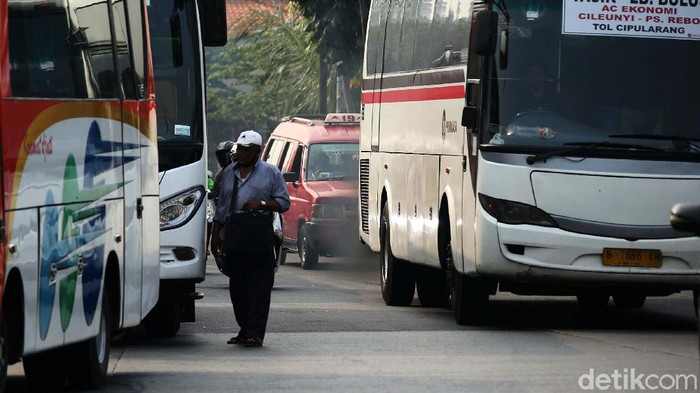 Terminal bayangan di Pasar Rebo, Kampung Rambutan, Jakarta Timur, terlihat sepi. Hal ini dampak dari PSBB Total.