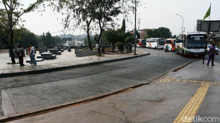 PSBB, Terminal Bayangan Pasar Rebo Sepi Penumpang Terminal bayangan di Pasar Rebo, Kampung Rambutan, Jakarta Timur, terlihat sepi. Hal ini dampak dari PSBB Total.