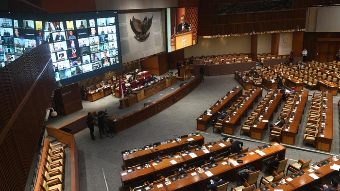 Suasana rapat paripurna pembahasan dan pengesahan RUU tentang Pertanggungjawaban Pelaksanaan APBN TA 2019 dengan kehadiran fisik dan virtual anggota parlemen di Gedung Nusantara II, Kompleks Parlemen Senayan, Jakarta, Selasa (15/9/2020). DPR menyetujui RUU P2APBN 2019 disahkan menjadi Undang-Undang. ANTARA FOTO/Puspa Perwitasari/pras.