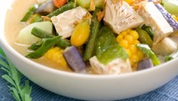 Sayur lodeh yang berkuah santan encer dengan sayuran sederhana bisa jadi pilihan. Bisa disajikan dengan tempe bacem, ikan goreng dan sambal terasi. Cara membuatnya bisa dilihat di sini. Foto: iStock