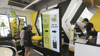 Aksen warna kuning dan hitam dari restoran No Brand Burger juga memberikan kesan seperti sebuah toko mainan. Manajer restoran, Bae Eunyoung, menjelaskan prosesnya: Saat pelanggan memesan di kios, secara otomatis dikirim ke dapur. Di sana, mesin pemasak otomatis bekerja dan memanaskan pesanan pelanggan. AP Photo/Ahn Young-joon  