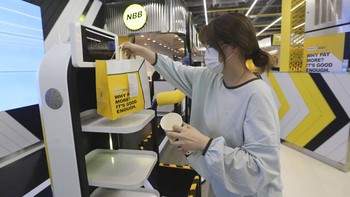 Korea Selatan selama beberapa minggu terakhir mengizinkan restoran untuk hanya menyediakan pengiriman dan makanan dibawa pulang setelah jam 9 malam. Sebelum akhirnya kembali memperbolehkan makan di tempat. AP Photo/Ahn Young-joon  