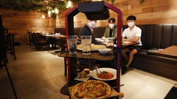 No Brand Burger sendiri bukan satu-satunya restoran lokal yang menggunakan robot untuk melayani pelanggan. Restoran keluarga Mad for Garlic juga menyediakan jasa robot penyaji makanan. AP Photo/Lee Jin-man  