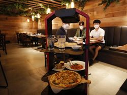 Canggih! Restoran di Korea Selatan Layani Pelanggan Dengan Robot