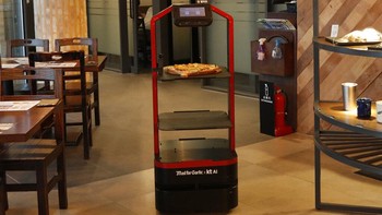 Dengan menggunakan pemetaan ruang 3D dan teknologi lainnya, robot dapat dengan bebas bergerak melalui jalur sempit antar meja dan menghindari rintangan untuk mencapai tujuannya. AP Photo/Lee Jin-man  