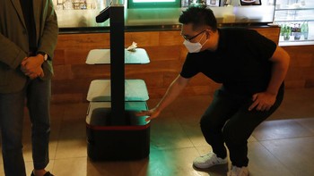 Robot tersebut juga dapat melayani hingga empat meja per perjalanan. AP Photo/Lee Jin-man  