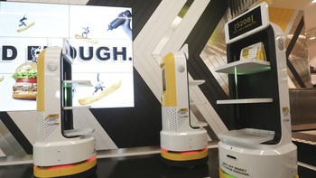Yang perlu mereka lakukan hanyalah mengklik menu yang mereka inginkan di layar sentuh kios, membayar dan menunggu robot penyajian membawa pesanan yang sudah dibungkus ke tempat pengambilan. AP Photo/Ahn Young-joon  