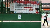 Hanya beberapa petugas yang terlihat di sekolah.