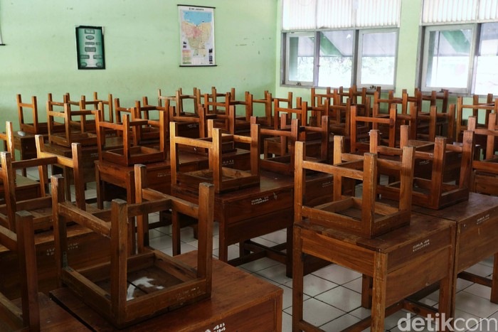 Sudah berbulan-bulan sekolah-sekolah di DKI Jakarta melakukan pembelajar jarak jauh akibat pandemi Corona. Suasana di sekolah pun sunyi saat para siswa belajar di rumah.