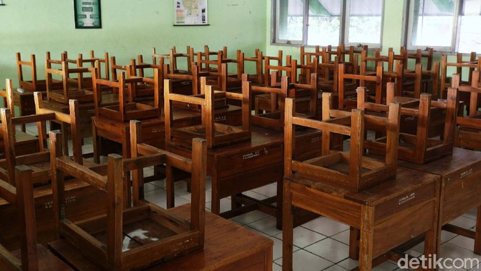 Sudah berbulan-bulan sekolah-sekolah di DKI Jakarta melakukan pembelajar jarak jauh akibat pandemi Corona. Suasana di sekolah pun sunyi saat para siswa belajar di rumah.