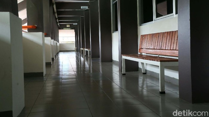 Sudah berbulan-bulan sekolah-sekolah di DKI Jakarta melakukan pembelajar jarak jauh akibat pandemi Corona. Suasana di sekolah pun sunyi saat para siswa belajar di rumah.