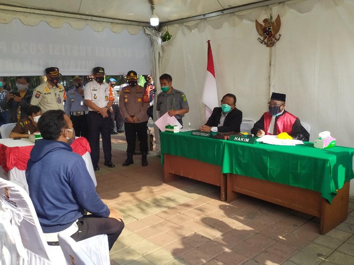 Sidang di tempat operasi yustisi di Danau Sunter