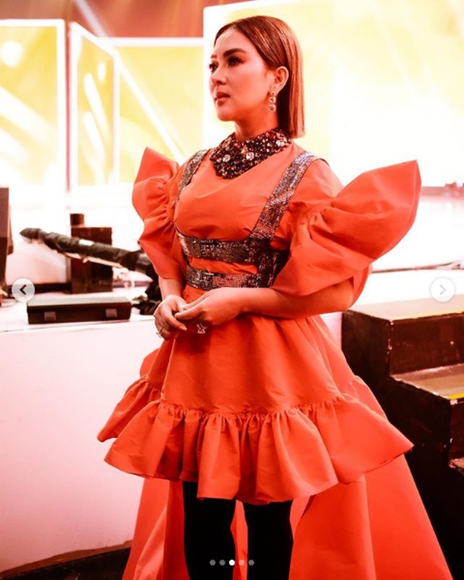 Dan Seketika Berubah Warna Menjadi Warna Orange. Walaupun Terasa Aneh Dan Tak Nyaman Rasanya Di Badan Dengan Bau Cat Semproottt Yg Sangat Menyengat. Namun...Semua Ituuhhh Tiada MasyiaLLAAhhh Jadinya Ketika Di Atas Panggung, tulis wanita yang mengoleksi tas Hermes itu. Foto: Instagram @princessyahrini