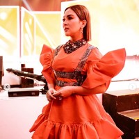 Dan Seketika Berubah Warna Menjadi Warna Orange. Walaupun Terasa Aneh Dan Tak Nyaman Rasanya Di Badan Dengan Bau Cat Semproottt Yg Sangat Menyengat. Namun...Semua Ituuhhh Tiada MasyiaLLAAhhh Jadinya Ketika Di Atas Panggung, tulis wanita yang mengoleksi tas Hermes itu. Foto: Instagram @princessyahrini