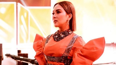 5 Gaya Syahrini Pakai Gaun Mahal Tapi Baunya Menyengat