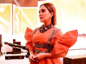 5 Gaya Syahrini Pakai Gaun Mahal Tapi Baunya Menyengat