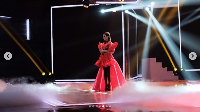 Syahrini mengungkap kisah di balik penampilannya memakai gaun cetar berwarna oranye karya desainer Danny Satriadi. Ada Cerita Lucu Tak Terlupakan Di Balik Baju Orange Ini, Baju Yang Di Design Manja Super Cute Oleh Designer Kenamaan Tanah Air Our Bestfriend Our Beloved, @dannysatriadi_official, demikian pelantun Sesuatu itu menulis di unggahan Instagramnya. Foto: Instagram @princessyahrini