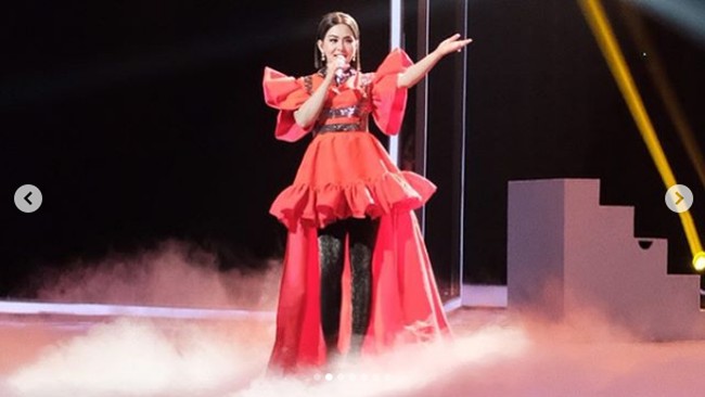 Meski harus menahan bau menyengat dari gaunnya, Syahrini mengaku tetap tampil maksimal. Demi Tampilan Yg Paripurnaaaa Semata Mata Untuk Memuaskan Hati Client Dan Mata Pemirsah! tulis Syahrini lagi. Foto: Instagram @princessyahrini