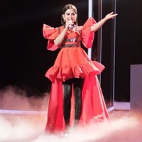 Meski harus menahan bau menyengat dari gaunnya, Syahrini mengaku tetap tampil maksimal. Demi Tampilan Yg Paripurnaaaa Semata Mata Untuk Memuaskan Hati Client Dan Mata Pemirsah! tulis Syahrini lagi. Foto: Instagram @princessyahrini