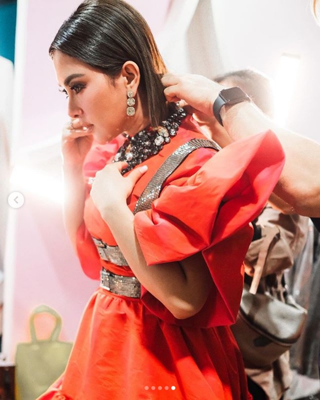 Syahrini menceritakan bahwa gaun berwarna oranye ini warna aslinya adalah pink. Jadi Awalnya Baju Orange Yg Incesss Pakai Ini Aslinya Berwarna Pink, Sudah Jadi Dengan Syantieekkk Dan Sempurna, Dan Siap Performs, Tetibaan Client Mendadak Sontak HARUSSSS Mengganti Warna Dengan Warna ORANGE, tulis istri Reino Barack itu dengan gaya khasnya. Foto: Instagram @princessyahrini