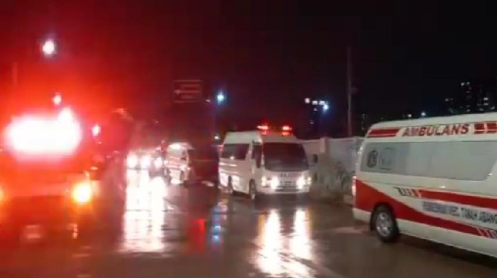 Tangkapan Layar Video Viral Antrean Ambulnas di Depan RSD Wisma Atlet