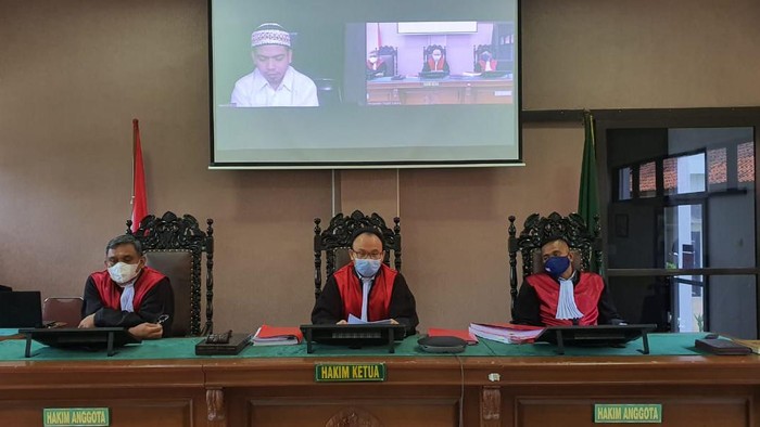 Terdakwa mengikuti persidangan secara virtual zoom.