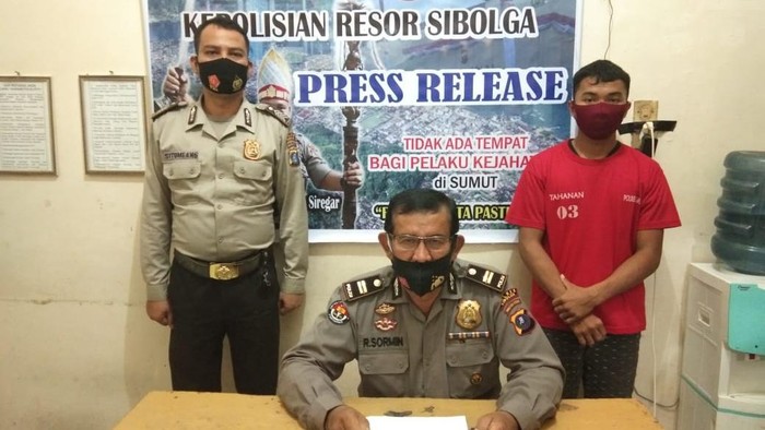 Tersangka pencabulan saat di Polres Sibolga