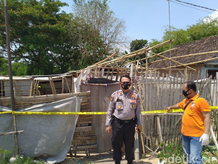 YS (42) ditemukan tewas telanjang di kamar rumahnya, Kecamatan Jetis, Kabupaten Mojokerto. Polisi memastikan, janda satu anak ini bukan korban pembunuhan atau kejahatan lainnya.