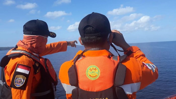 Tim SAR menuju lokasi kebakaran kapal di perairan Buton Selatan
