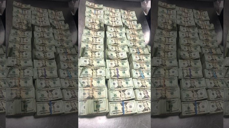 Uang Cash Diselundupkan Dalam Sofa Uang 500 ribu dollar diselundupkan di dalam sofa