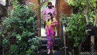 Perayaan Galungan yang merupakan hari kemenangan kebenaran (Dharma) atas kejahatan (Adharma) tersebut diikuti umat Hindu di Bekasi dan sekitarnya.