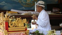 Sembahyang dipimpin oleh pemuka agama.