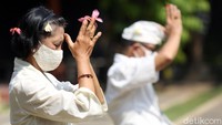 Proses ibadah di Pura Agung Tirta Bhuana berlangsung khidmat.