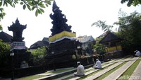 Pura Agung Tirta Bhuana menerapkan protokol kesehatan untuk mencegah penyebaran COVID-19. Jadi jarak antar jemaat diberi batas tanda silang agar tak bersentuhan dalam beribadah.