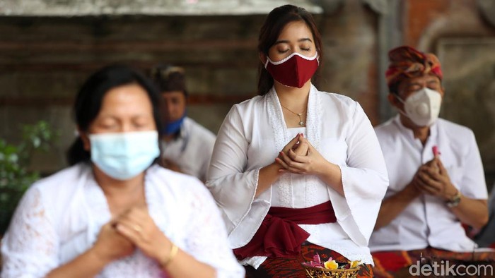 Umat Hindu di Bekasi Rayakan Galungan Umat Hindu merayakan Galungan dengan bersembahyang di Pura Agung Tirta Bhuana, Kota Bekasi, Jawa Barat, Rabu (16/9/2020). Perayaan dengan menerapkan protokol kesehatan COVID-19.