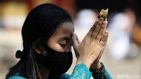 Seorang warga tampak khusyuk berdoa.