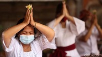 Doa-doa dipanjatkan selama perayaan Galungan di Pura Agung Tirta Bhuana.