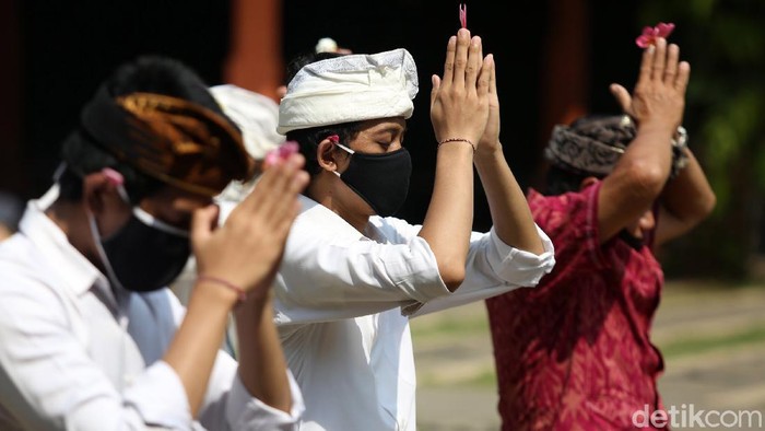 Umat Hindu di Bekasi Rayakan Galungan Umat Hindu merayakan Galungan dengan bersembahyang di Pura Agung Tirta Bhuana, Kota Bekasi, Jawa Barat, Rabu (16/9/2020). Perayaan dengan menerapkan protokol kesehatan COVID-19.