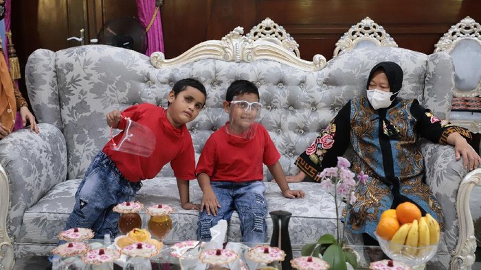 Wali Kota Surabaya Tri Rismaharini menerima kedatangan dua hafiz yang baru berusia tujuh tahun. Mereka merupakan penyandang disabilitas.