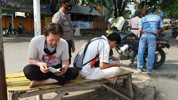 Warga Cilegon dihukum baca yasin dan naik ke pohon karena langgar protokol kesehatan. (Foto: M Iqbal/detikcom)
